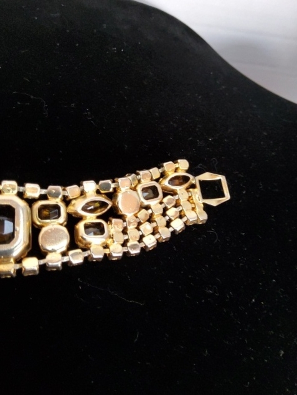 Vintage Goldtone Statement Bracelet. - Picture 7 of 8